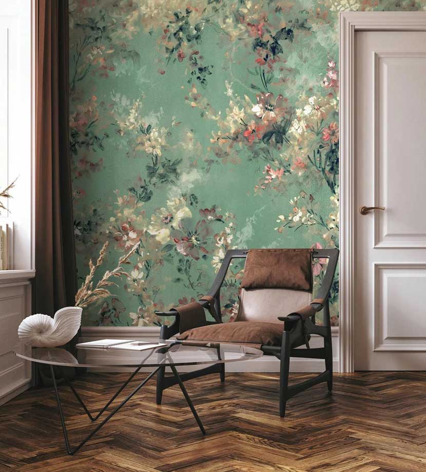 Foto eines Zimmers mit Glastisch und Stuhl, im Hintergrund eine Tapete mit gemäldeartigem Blumenmuster